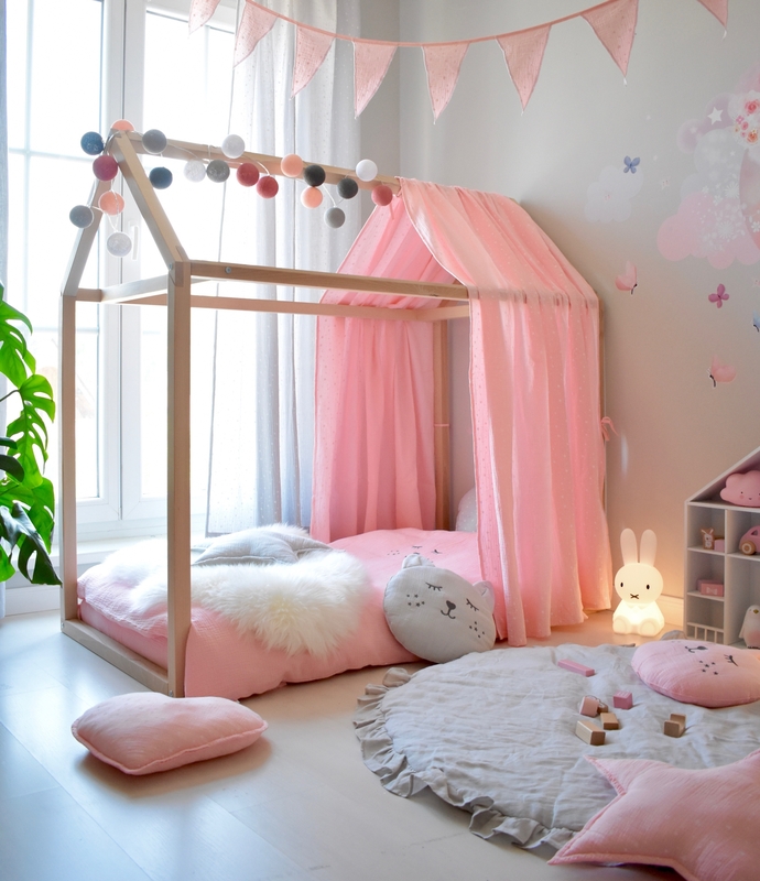Girlsroom With Pink &amp; Grey Muslin