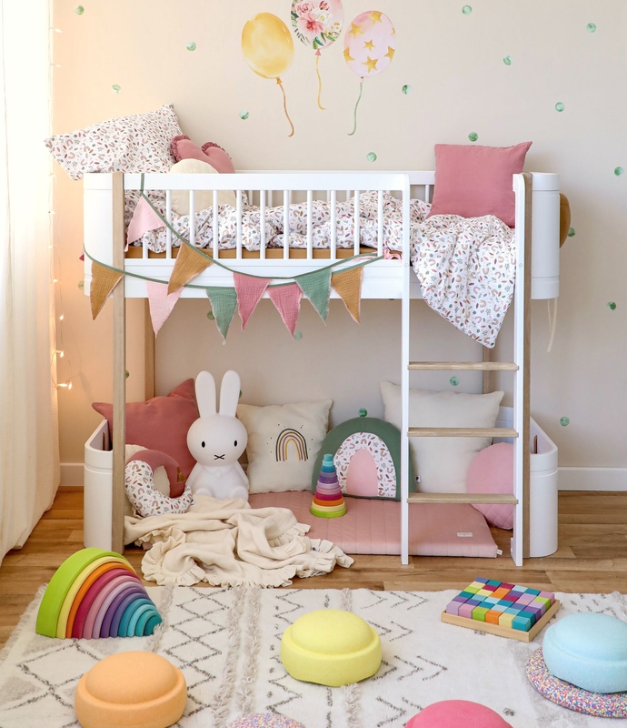 Kidsroom With Balloons &amp; Rainbows