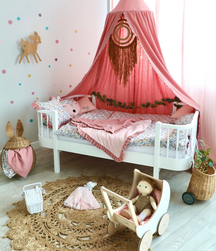 Girlsroom With Dusty Rose Flower Decor