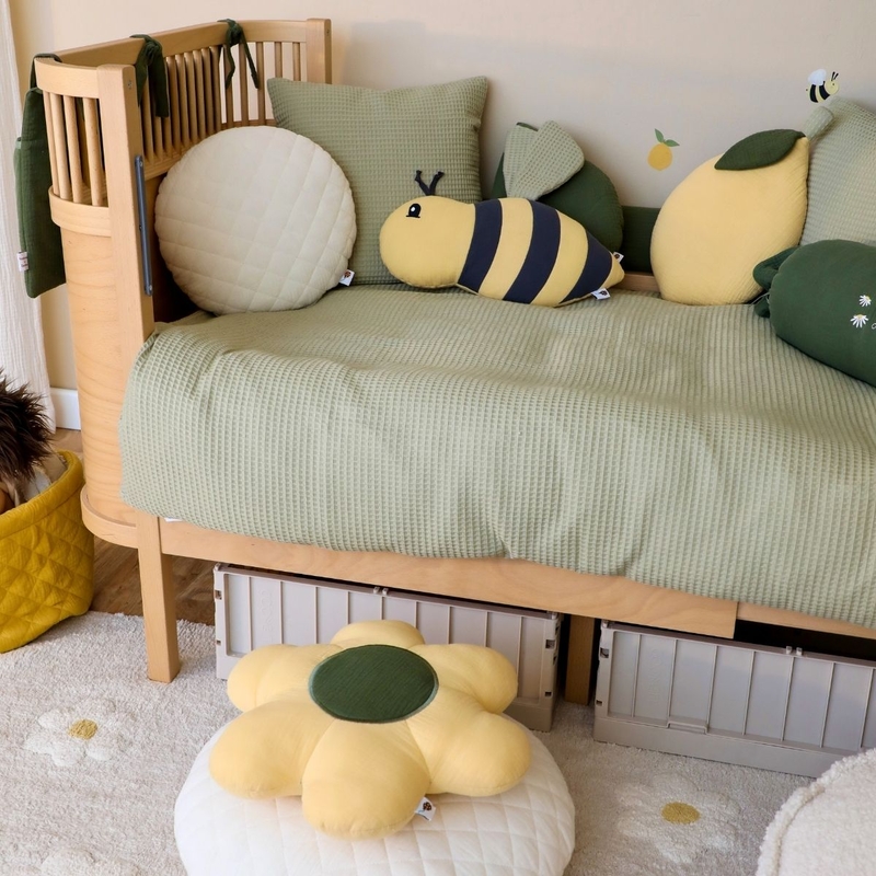 Shop-the-look-kinderzimmer-kinderbett-bienen-zitronen-gelb-gruen-beige-dinkiballoon-240912n3