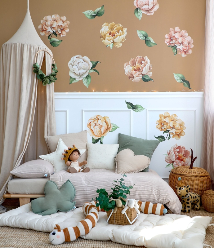 Kidsroom With Soft Muslin Bedding &amp; Flower Decor